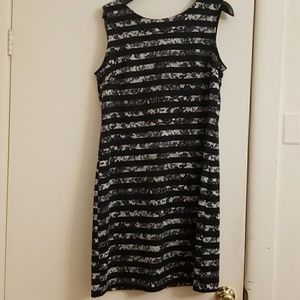 Sleeveless b/w shift dress